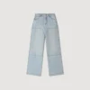 Verwaschene Straight-Jeans mit Kristall-Patch