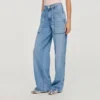 Verwaschene, weite Jeans mit geradem Bein