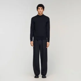 Wollpullover mit hohem Kragen