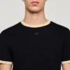 Zweifarbiges T-Shirt mit Aufnäher